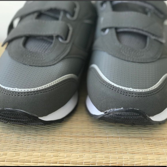 Men’s Athletics Shoe Wide Width Velcro Sneaker New - Picture 3 of 5